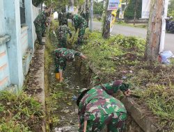 Personel Koramil 01/Sinjai Utara Kodim 1424/Sinjai Bersama Warga Bersihkan Selokan