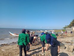 Babinsa Koramil 1425-05/Batang Kodim 1425/Jeneponto Bersama Masyarakat Dan Mahasiswa KKN Universitas Megarezky Kerja Bakti Pembersihan Pantai