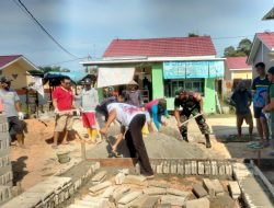 Wujudkan Lingkungan Kondusif,Babinsa Koramil 0907/04 Tarteng Dan Warga Binaan Bangun Pos Kampling