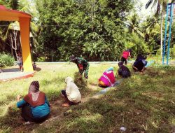 Jaga Kesehatan Warga, Babinsa Koramil 03/Sinjai Tengah Kodim 1424/Sinjai Gelar Karya Bakti Pembersihan Saluran Air
