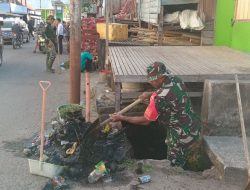 Personil Koramil 1405-02/Soreang Bersama Warga Gelar Karya Bhakti Pembersihan Drainase di Kampung Pisang