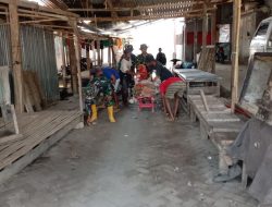 Personel Koramil 02/Sinjai Barat Kodim 1424/Sinjai Bersama Warga Bersihkan Lingkungan Pasar
