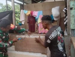 Wujudkan Manunggal TNI-Rakyat, Babinsa Bantu Warga Bangun Rumah