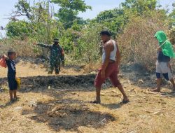 Babinsa Ramil 1422-02/Bantimurung Serka Syrham Koordinasi dengan Warga Atasi Kebakaran Lahan Sawah di Desa Mangeloreng