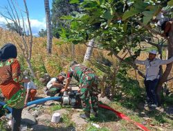 Sukseskan Ketahanan Pangan, Babinsa Koramil 1425-04/Kelara Dampingi Petani Uji Coba Pengoperasian Mesin Pompa Air