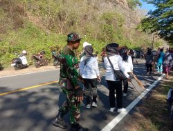 Koramil Babinsa 1405-02/Soreang Gelar Karya Bakti Bersihkan Jalan
