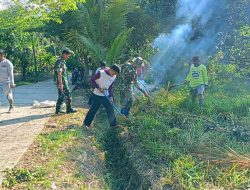 Anggota Koramil 1419-03/Baraka Bersama Warga Melaksanakan Karya Bakti Bersih-Bersih Selokan