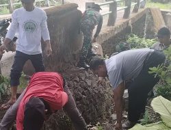 Pimpin Karya Bhakti, Babinsa Koramil 1425-02/Bangkala Kodim 1425/Jeneponto Ajak Warga Gotong Royong Lakukan Penggalian Dan Pembersihan Saluran Air