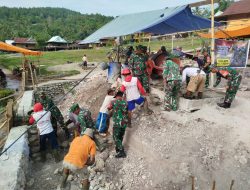 Dukung Pembangunan Tempat Ibadah, Babinsa Koramil 1419-04/Alla Bantu Warga Angkat Batu Pondasi Untuk Bangun Masjid