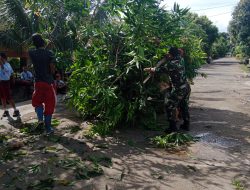 Peduli Kebersihan Lingkungan, Babinsa Koramil-06 Kodim 1404/Pinrang Bersama Warga Bersihkan Saluran Air