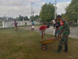 Babinsa Sidey Ajak Karang Taruna Bersihkan Lingkungan Balai Kampung