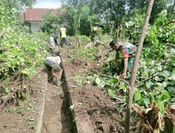 Cegah Banjir,Babinsa dan Warga Gotong Royong Bersama di Desa Mon Ara