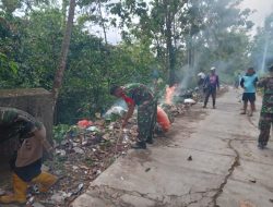 Jumat Bersih, Anggota Koramil 01 Maiwa Melaksanakan Karya Bakti Pembersihan Selokan