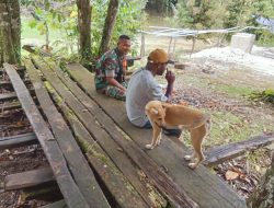 Babinsa Satgaster Komsos Dengan Kepala Kampung Karsu