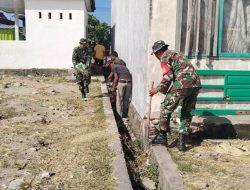 Peduli Kebersihan Lingkungan, Anggota Koramil-08 Kodim 1404/Pinrang Bersihkan Saluran Air Bersama Warga