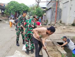 Semangat Gotong Royong, Koramil 02 Enrekang Gelar Karya Bhakti Bersihkan Selokan Bersama Rakyat
