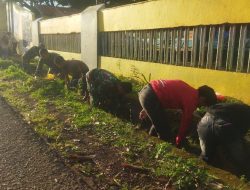 Babinsa Koramil 1425-04/Kelara Ajak Pemuda Karangtaruna Karya Bakti Pembersihan Saluran Air