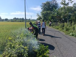 Demi Kenyamanan Bersma, Babinsa Bersama Warga Gotong Royong Bersihkan Jalan Utama Desa Berlieng