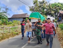 Turut Berduka Cita, Babinsa Koramil 1425-04/Kelara Pikul Keranda Jenazah Warga Yang Meninggal Dunia Ke Pemakaman