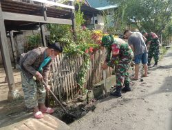 Peduli Kebersihan Lingkungan, Koramil-03 Kodim 1404/Pinrang Bersama Warga Kerja Bakti Bersihkan