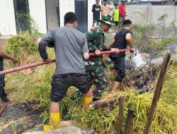 Sigap, Babinsa Koramil 1425-03/Tamalatea Bersama Masyarakat dan Instansi Terkait Padamkan Lahan Pesantren