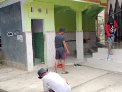 Babinsa 1419-03/Baraka Bersama Warga Bersihkan Seputaran Masjid Guna Tingkatkan Kebersihan