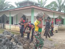 Satgas Pamtas Yonarmed 11 Kostrad dan Warga Gotong Royong Bersihkan Masjid Al Ikhlas di Sebatik Tengah