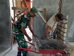 Manunggal Dengan Rakyat, Babinsa Satgaster Membantu Warga Membangun Rumah