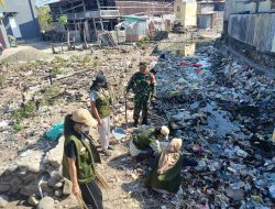 Ciptakan Lingkungan Yang Bersih Babinsa Koramil 1425-03/Tamalatea Bersama Warga Dan Mahasiswa KKN Mega Resky Makasaar Gotong Royong Pembersihan Saluran Air