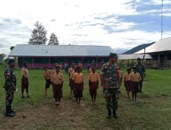 SEMARAKAN HUT TNI KE-79 BABINSA KORAMIL 1703-03/OBANO BERSAMA ANGGOTA SATGAS PAMTAS YONIF 756/WMS GIAT LATIH PBB DI SMPN 1 OBANO