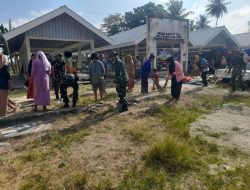 Sambut HUT TNI Ke 79, Babinsa Ramil 21/Palakka Gelar Karbak Pembersihan Pasar