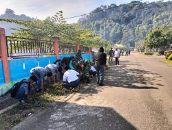 Peringati HUT TNI Ke-79, Kodim 1412/Kolaka Bersama Masyarakat Melaksanakan Aksi Bersih Sampah Lingkungan
