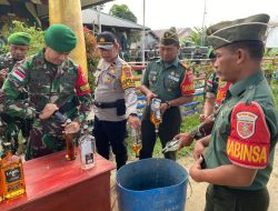 Berkomitmen untuk Jaga Keamanan di Perbatasan,Satgas Yonarhanud 12/SBC dan Yonzipur 8/SMG Bersama Laksanakan Pemusnahan Penyelundupan Miras