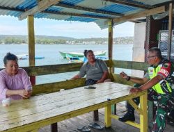 Pastikan Wilayah Aman, Babinsa Koramil 1801/Manokwari Rutin Patroli Dan Komsos Di Kampung Binaan