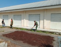 Personel Koramil 02/Sinjai Barat Kodim 1424/Sinjai Bersama Warga Karya Bakti Pembersihan Pasar