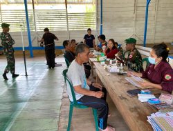 Satgas Pamtas Yonzipur 8/SMG dan Puskesmas Bersinergi Laksanakan Pelayanan Kesehatan di Desa Apauping