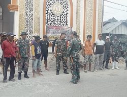 Anggota Koramil 01/Maiwa Bersama Warga Kerja Bakti Pengecoran Menara masjid