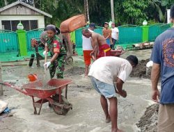Babinsa kabare Bantu Warga Pemasangan Menara Mesjid
