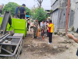 Semangat Gotong Royong, Koramil 02 Enrekang Gelar Karya Bhakti Bersihkan Selokan Bersama Rakyat