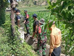 Gelar Karya Bakti TNI Babinsa Koramil 1245-03/Tamalatea Kodim 1425 Jeneponto Ajak Masyarakat Peduli Kebersihan Lingkungan