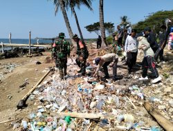 Menjaga Kebersihan dan Keindahan wilayah pantai, Koramil-01 Kodim 1404/Pinrang Bersama Masyarakat Laksanakan Karya Bakti