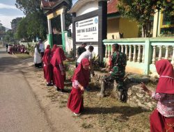 Anggota Koramil 1419-03/Baraka Bersama Warga Melaksanakan Karya Bakti Pembersihan Selokan Bersama Anak Sekolah