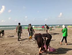 Jaga Kebersihan Dan Keindahan Pantai Babinsa Koramil 1425-05/Batang Kodim 1425/Jeneponto Ajak Masyarakat Laksanakan Gotong Royong