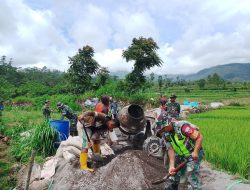 Peringati Hut TNI Ke-79 TA. 2024, Personel Koramil 02/Sinjai Barat Kodim 1424/Sinjai Gelar Karya Bakti Pengecoran Jalan Tani
