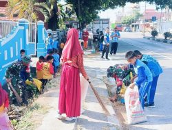 Personel Koramil 1405-04/Soppeng Riaja Bersama Guru dan Murid SDN 176 Takkalasi Gelar Kerja Bakti