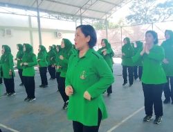 Persit Cabang XXX Kodim 1422/Maros Gelar Senam Rutin dan Pelatihan Pembuatan Detergen