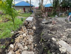 Karya bakti Babinsa Satgaster Bantu Warga Bangun Pagar Gereja GKI Ebenezer Yukase