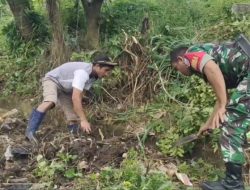 Babinsa Desa Samataring Koramil 1425-04/Kelara Kodim 1425/Jeneponto Bersama Warga Gotong Royong Membersihkan Saluran Air