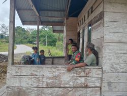 Jalin Hubungan Baik,Babinsa Koramil 03/Aitinyo Komsos di Wilayah Binaan