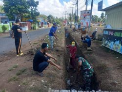 Babinsa Kodim 1424/Sinjai Karya Bakti Ajak Masyarakat Bersihkan Saluran Air
